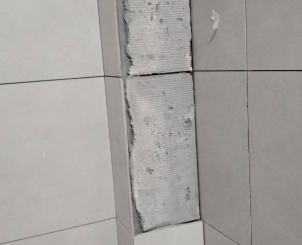 福州市瓷砖空鼓维修公司分享下瓷砖施工前基层浇水润湿程度不足，可能导致以下问题